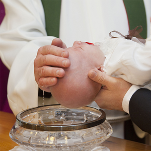 Quelle: pixabay.com/keskieve, https://pixabay.com/de/photos/der-tau-der-priester-taufe-638110/ Priester tauft Baby