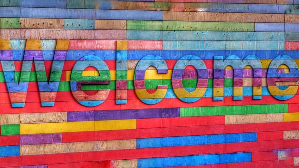 Bunte Wand mit Welcome