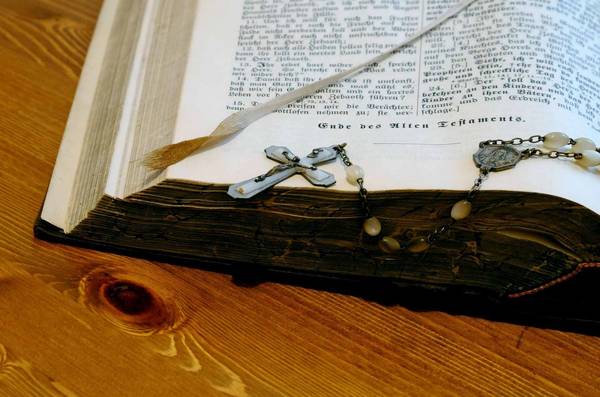 Kette mit Kreuz liegt auf der Bibel