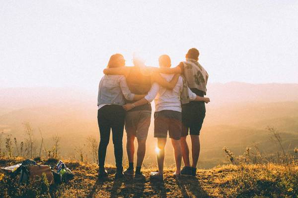 4er Gruppe umarmt sich und schaut in die Ferne